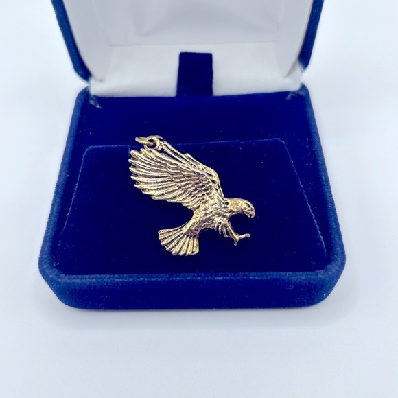 Vintage 12K Gold Eagle Pendant with Detailed Feather Texturing​​​ - Picture 3 of 9